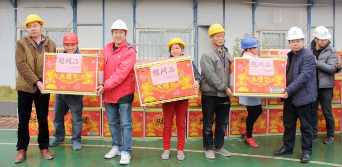 1515552096180001.jpg 003慰问团向现场务工人员发放慰问品.jpg