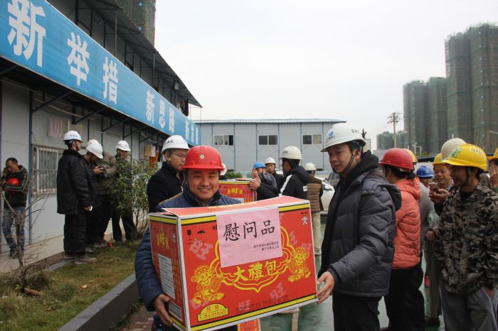 1515552111233103.jpg 004务工人员连上洋溢着幸福的笑容.jpg