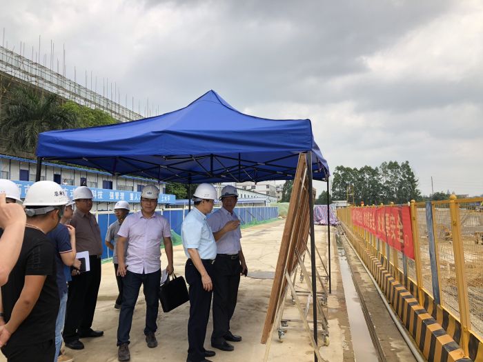 1526873604589363.jpg 赵红明仔细检察项目现场展板.jpg