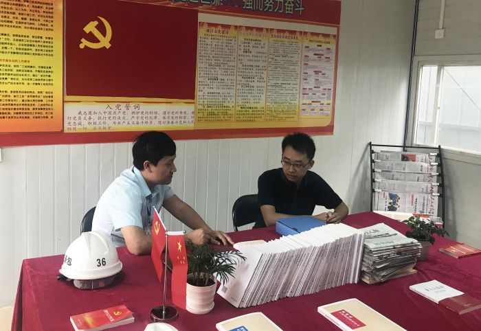 1529988799336250.jpg 4与青年主干谈心谈话.jpg