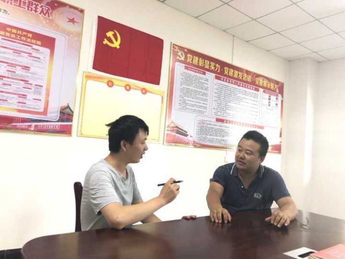 1530764708128183.jpg 向金涛与同事交流谈心.jpg