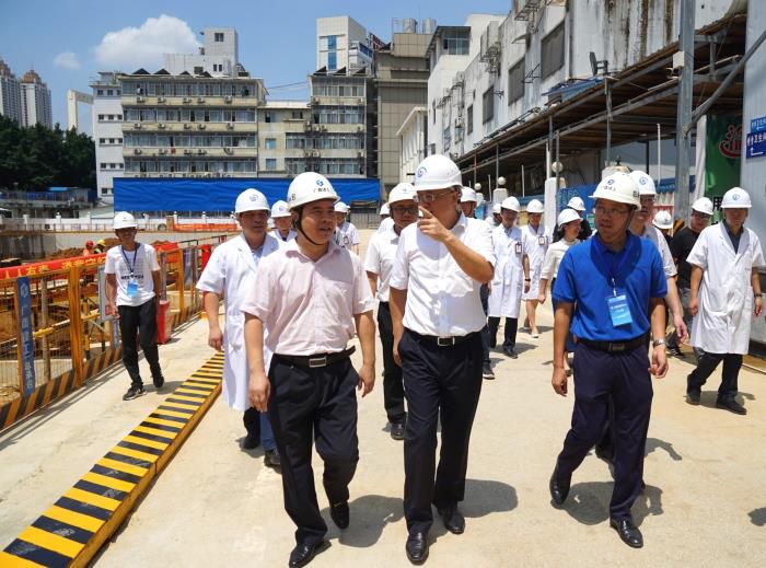 1565252330110509.jpg 4黄俊华视察项目部。 刘萌萌 摄700.jpg