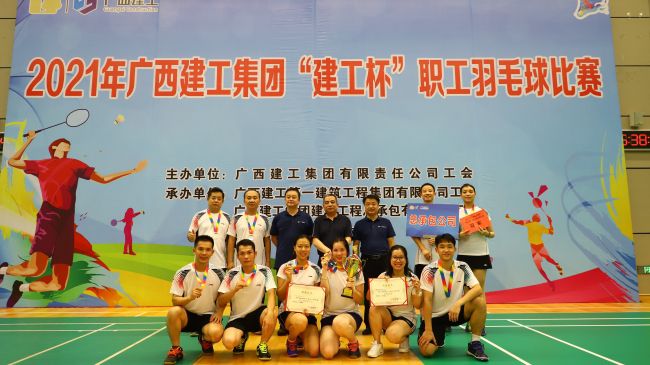 1633762482275446.jpg 集团领导与公司球队合影.jpg