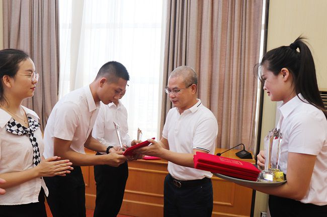 ������Ϊ��ְ���佱�����ϴ� �㣨��ͼ��.jpg