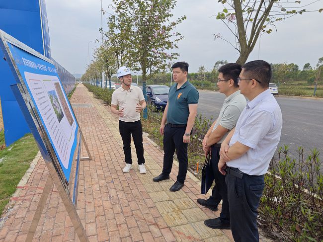 1713141696410049.jpg 听取项目介绍(修图).jpg